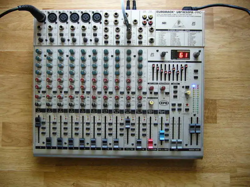 Behringer UB 1832 FX pro Mixing desk