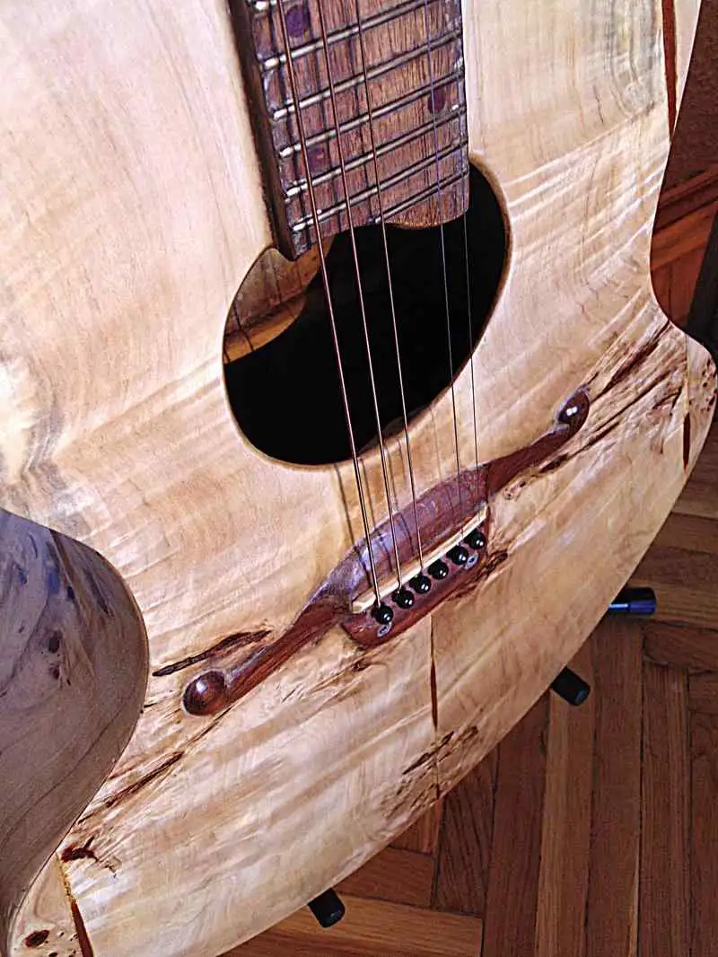 - Kézzel készített Akusztikus gitár