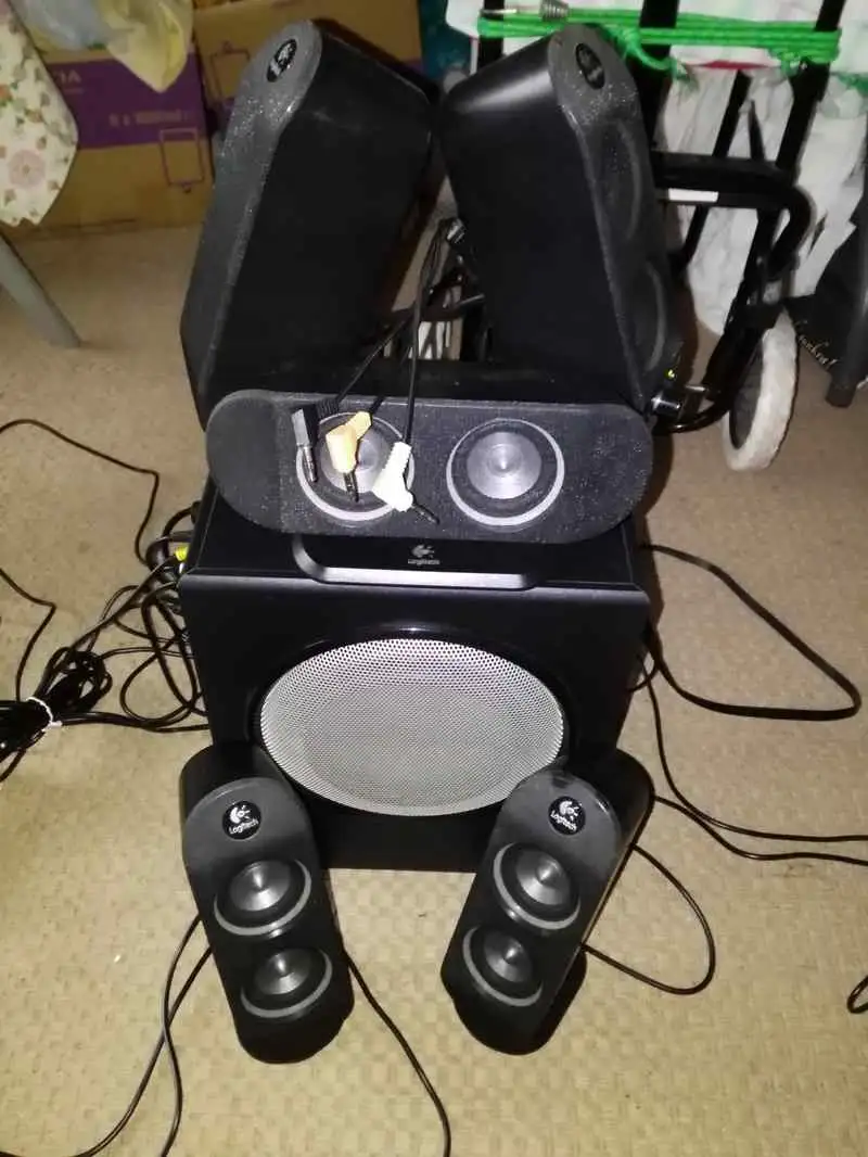 - Logitech X-530 Altavoz activo