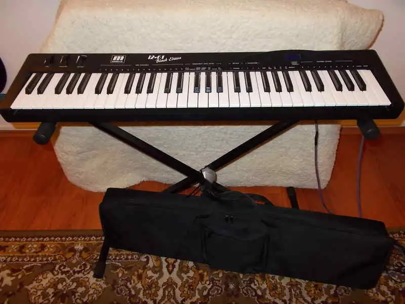 Miditech I2-61 MIDI keyboard