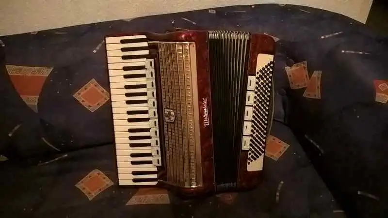 Weltmeister Gigantilli V 120b Tangóharmonika