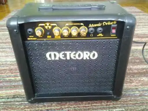 Meteoro Atomic Drive 20 Combo de guitarra Meteoro Atomic Drive 20 Combo de guitarra
