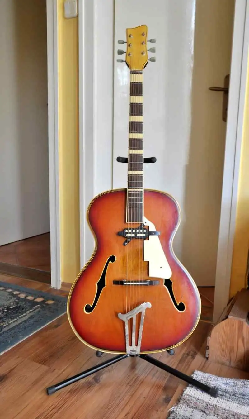  Archtop Jazzgitár