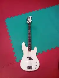 Hondo Fame 8200 Bajo eléctrico [January 17, 2019, 9:42 am]