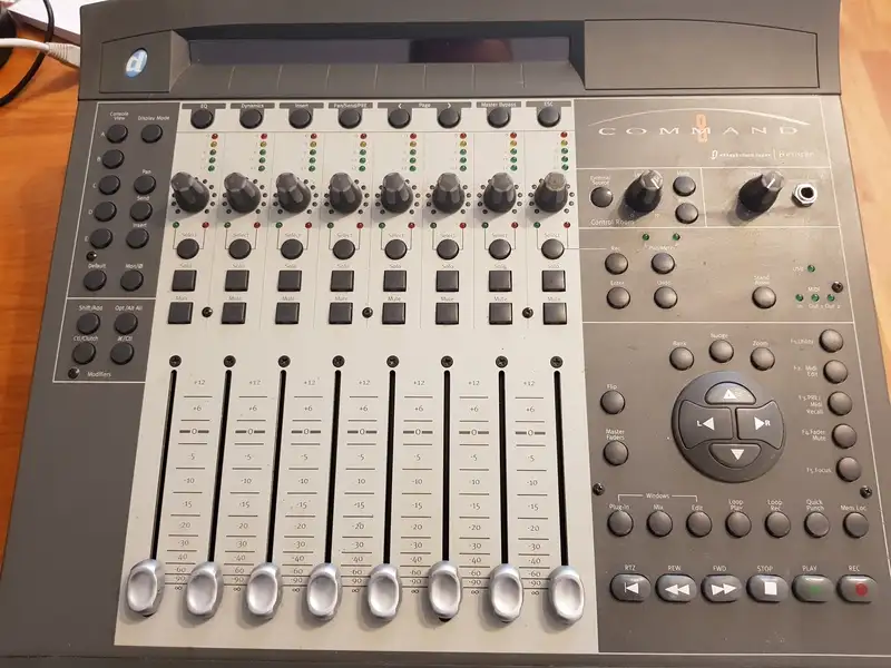 DigiDesign Command 8 Mixer malého formátu