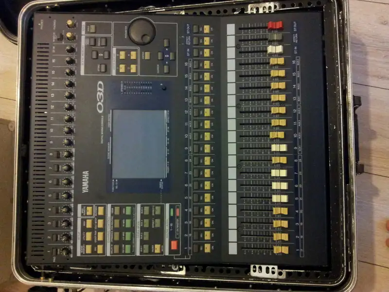 YAMAHA 03D Mesa de mezclas