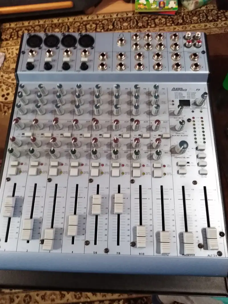 Alesis Multimix 12 FX Mezclador