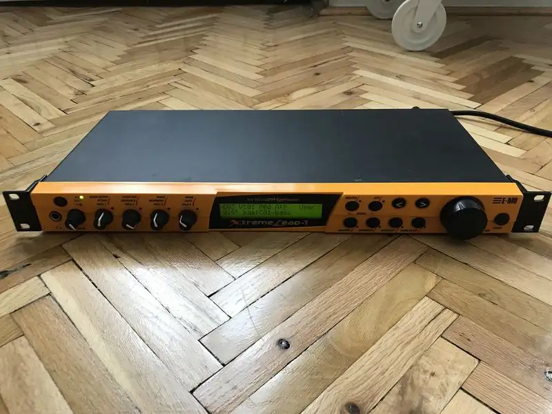  XL-1 Techno Szinti Synthesizer