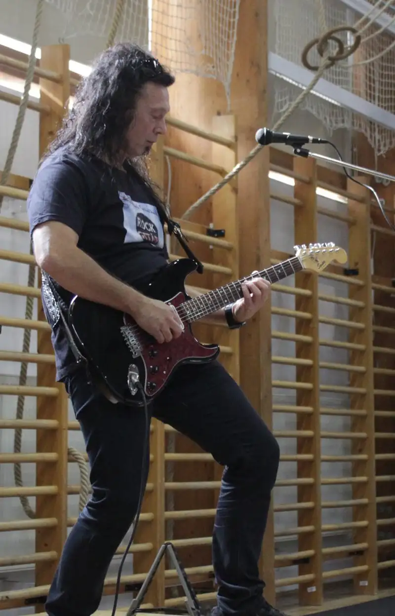 - Elektromos gitároktatás 