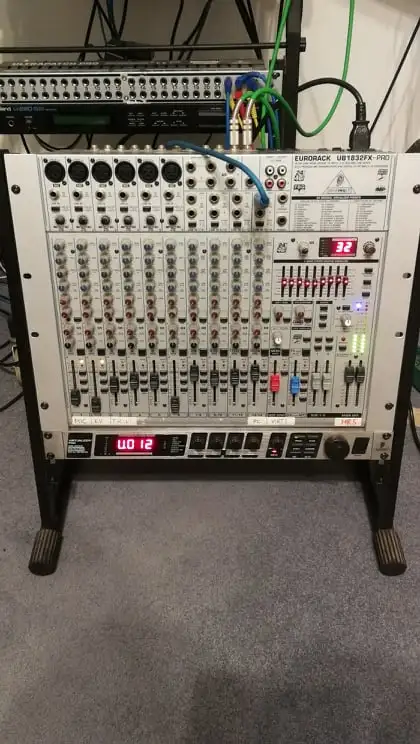 Behringer UB1832FXpro + VirtualizerPro multiFX Keverő