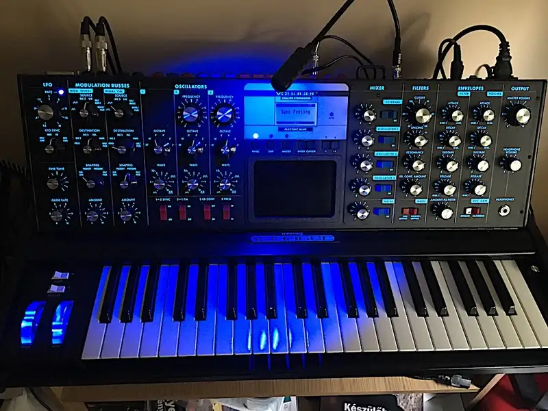 Moog Voyager Electric Blue Szintetizátor