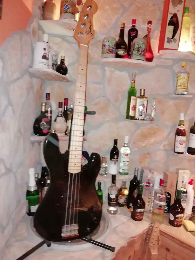 - Action Bass Basszusgitár