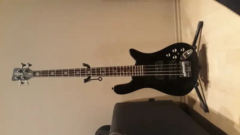  Streamer Bass guitar