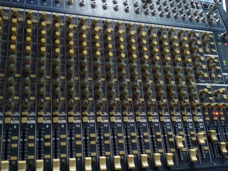 Behringer Eurodesk Mx2442A Mixing desk