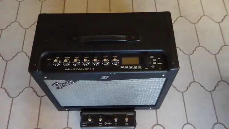 Fender MUSTANG III Gitárkombó