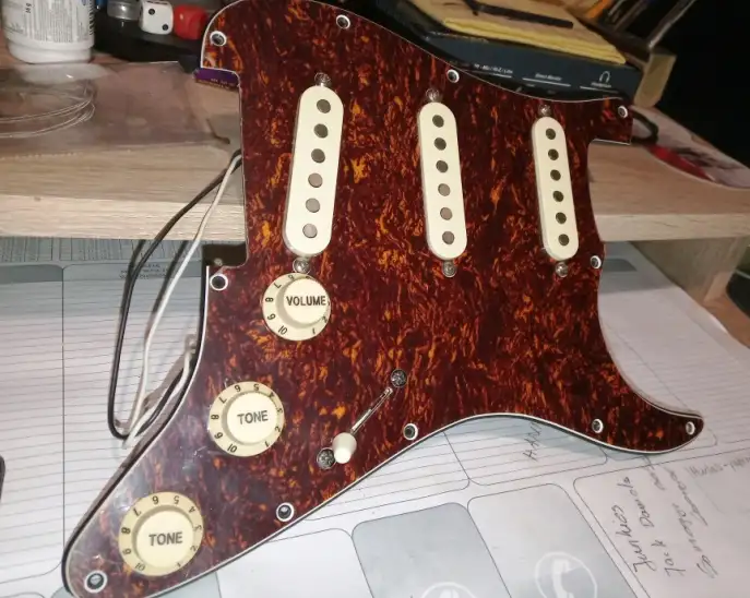 - Strató szet Hangszedő szett