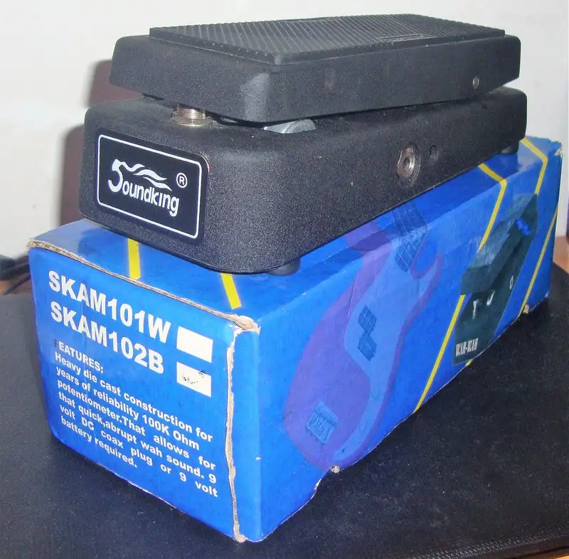 Soundking AM102B Wah pedál