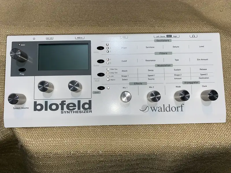  Blofeld white desktop Szintetizátor