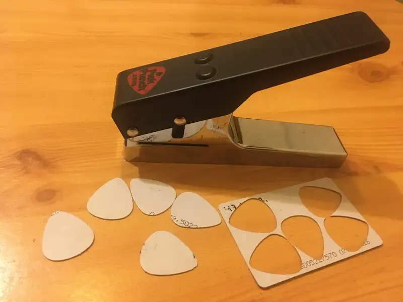 - Pick Punch Gitár Pengető Készítő Szerszám