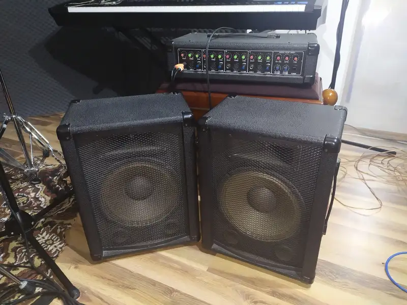 - Hangfalpár keverő erősítővel Maxtone Pia 2000 Par de altavoces