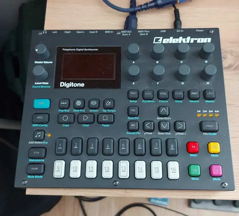  Digitone Szintetizátor