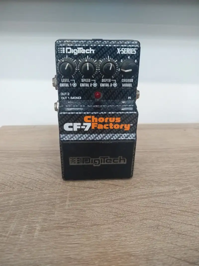 Digitech CF7 Effekt pedál
