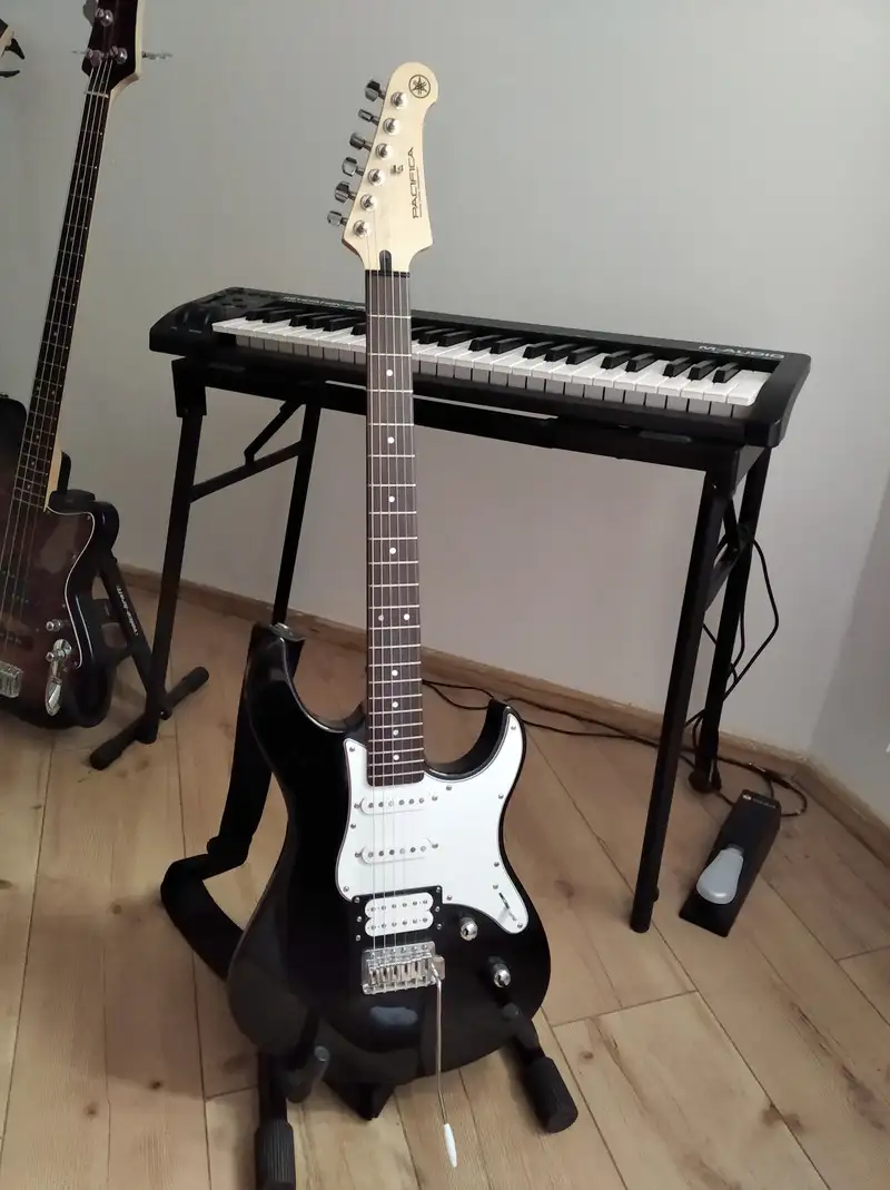 YAMAHA Pacifica 112V Guitarra eléctrica