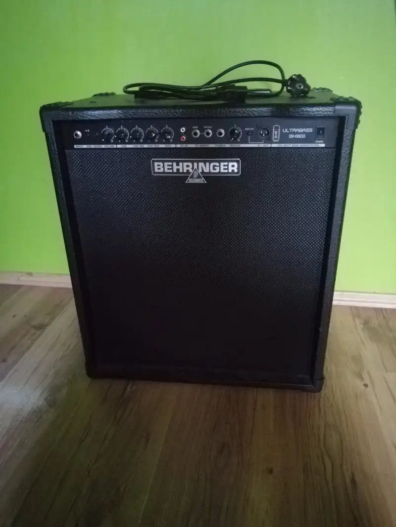 Behringer Ultrabass bx1800 Bass guitar combo amp