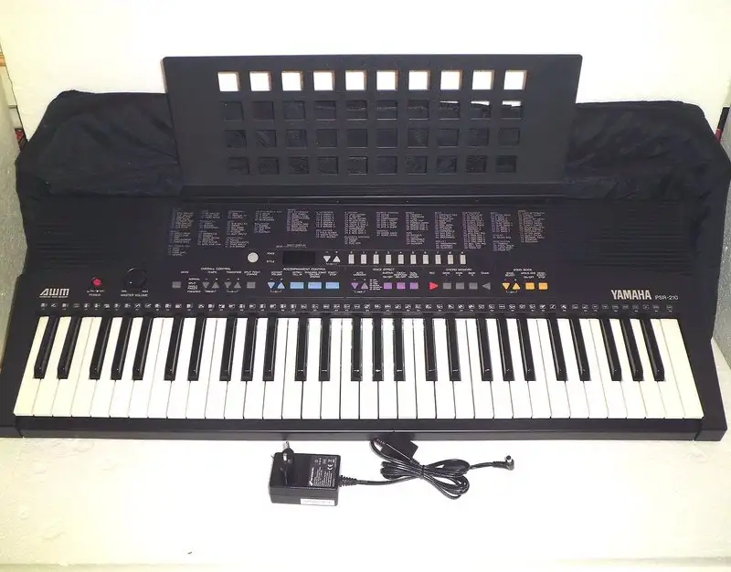 YAMAHA PSR-210 Synthesizer
