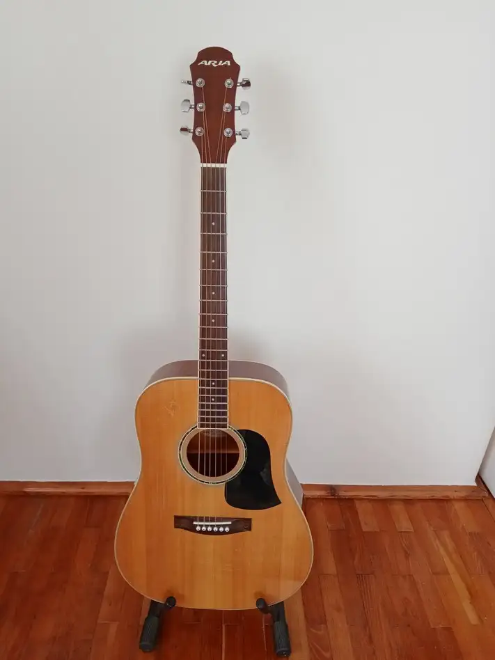 ARIA AGP-001.N. Guitarra electroacústica