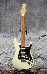 Hondo Deluxe Stratocaster