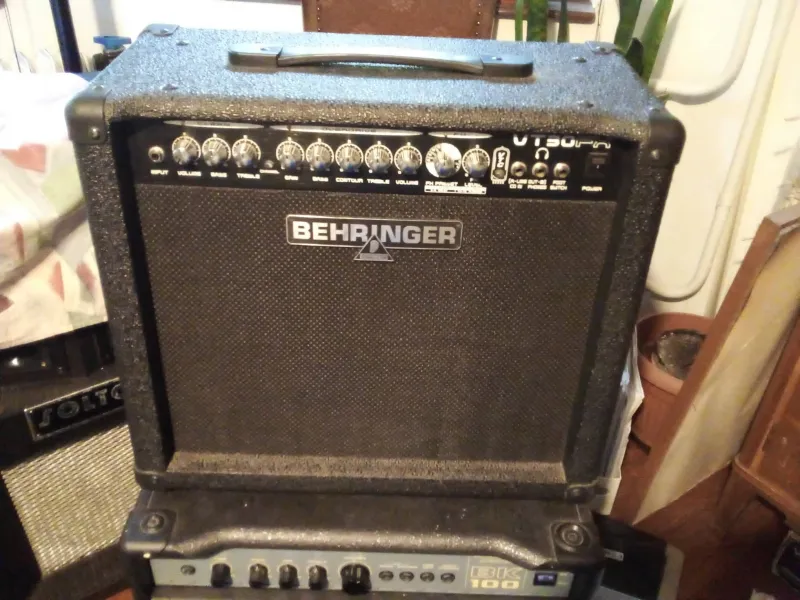 Behringer VT 30 FX Virtube Gitárkombó