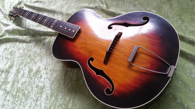 - Archtop Jazzgitár
