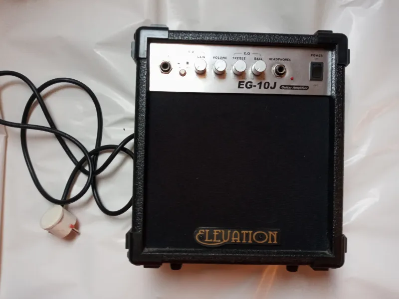 - 10 wattos Gitárkombó