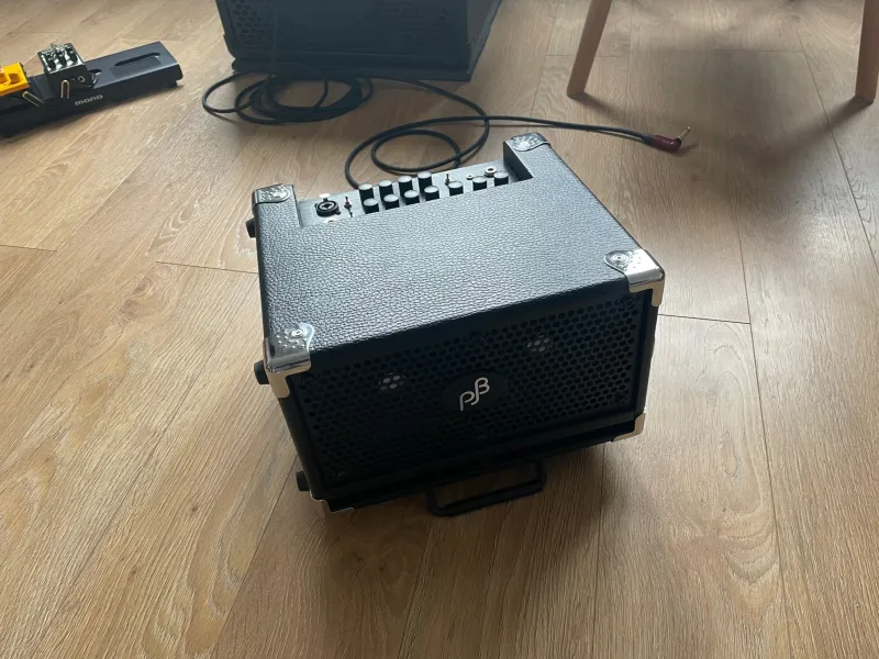 Phil Jones BG-110 CUB II Basgitarové kombinované zosilňovače