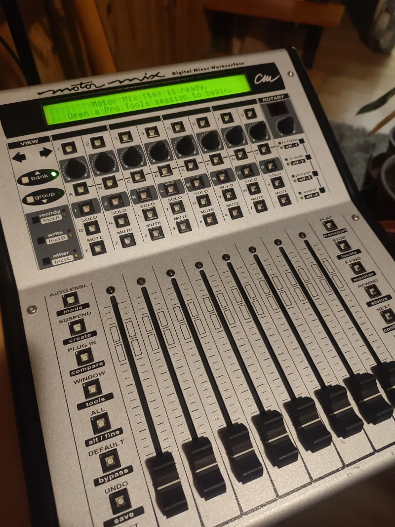 - CM Labs Motor Mix MIDI kontroller