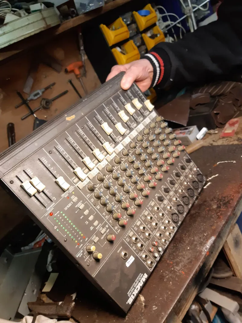 Mackie 1402-VLZ Keverő