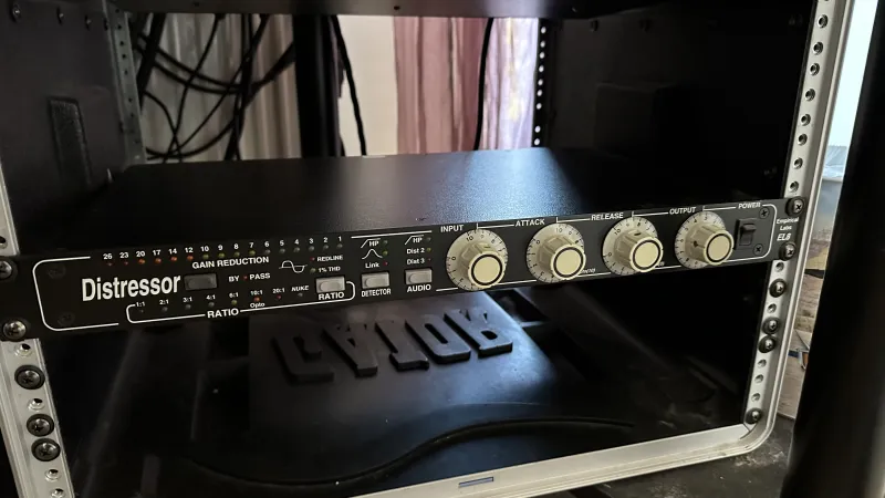 - Empirical Labs EL8 Distressor Kompressor