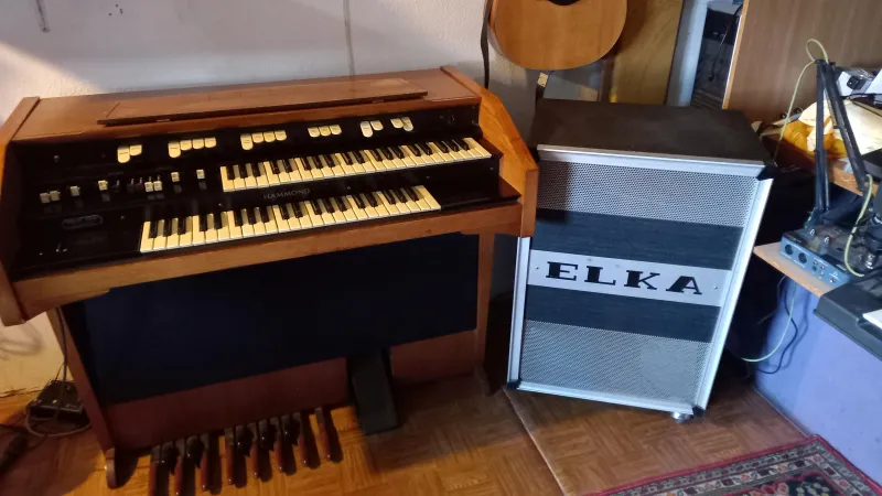 Hammond L 122 Elektrický orgán