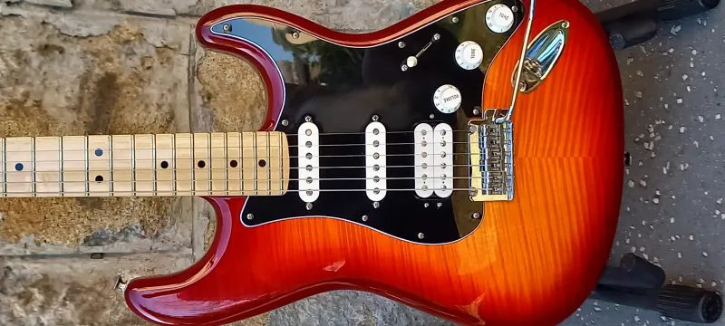 Fender HSS Plus Top MN Aged Elektromos gitár