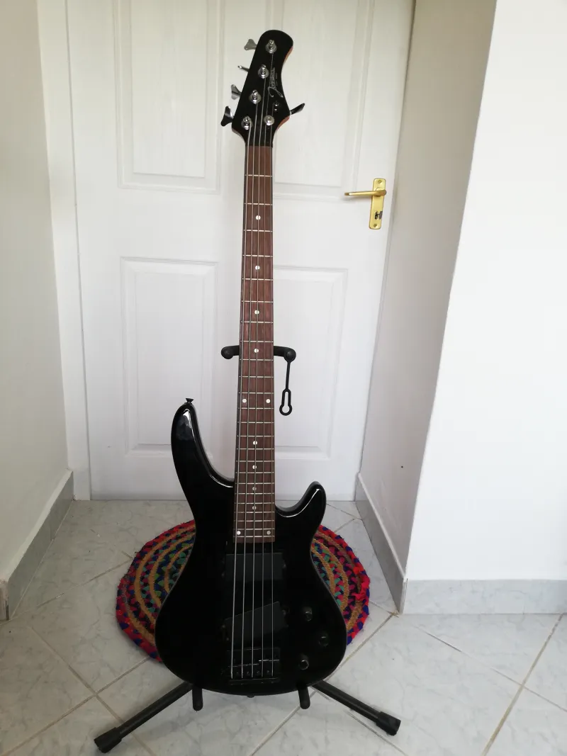 Johnson 5 húros Basszusgitár