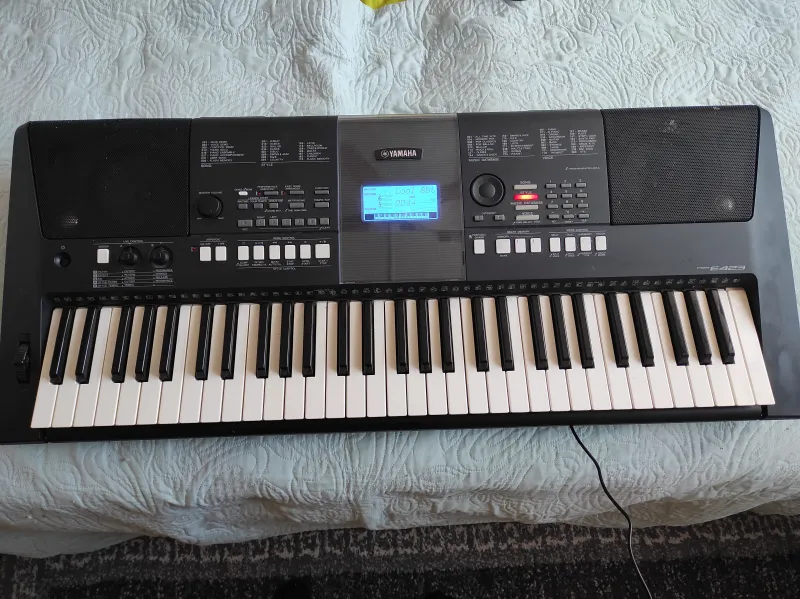 YAMAHA PSR E 423 Sintetizador