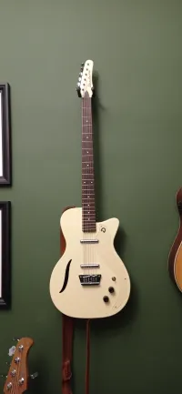 Danelectro 56 Vintage Baritone White Elektrická gitara [January 10, 2024, 8:56 pm]