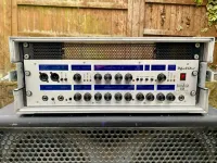 Hughes&Kettner Bassbase 600 előfokcsöves basszuserősítő fej 650w Hughes&Kettner Bassbase 600 előfokcsöves basszuserősítő fej 650w