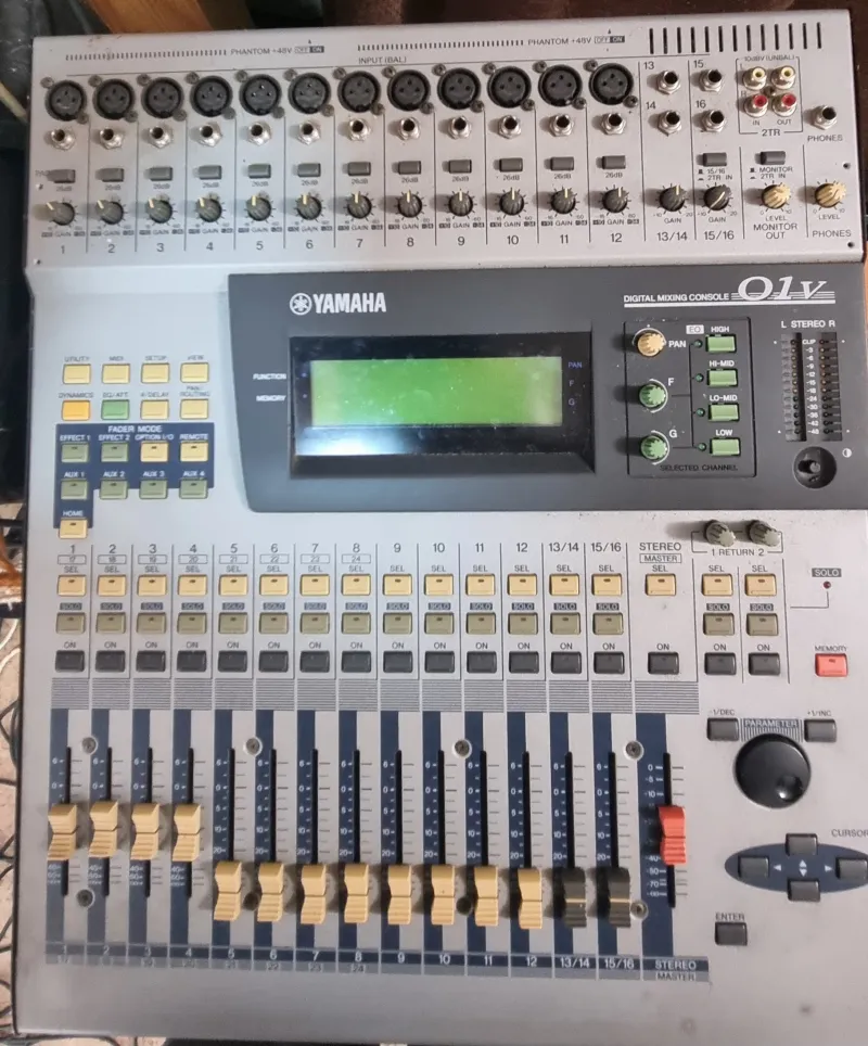YAMAHA 01v Mezclador
