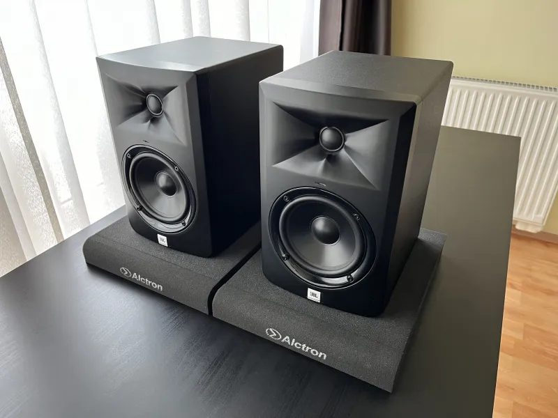  LSR305 Štúdiový reproduktor