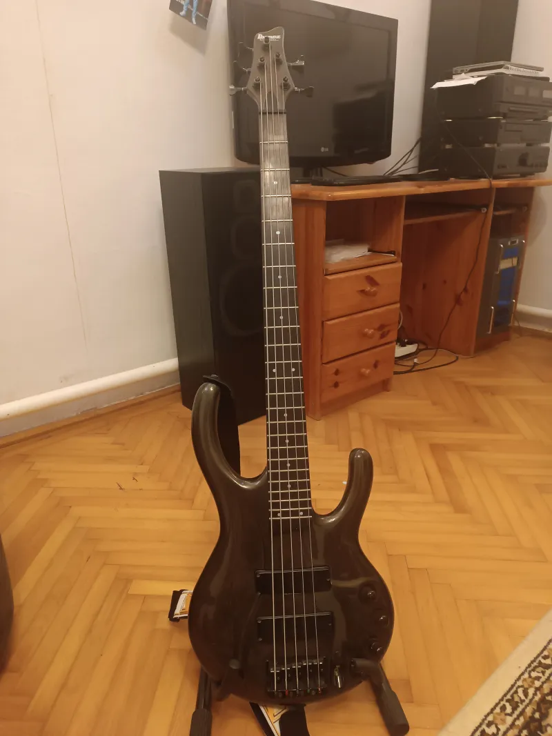 Ibanez Ergodyne Edc 705 Bajo de 5 cuerdas