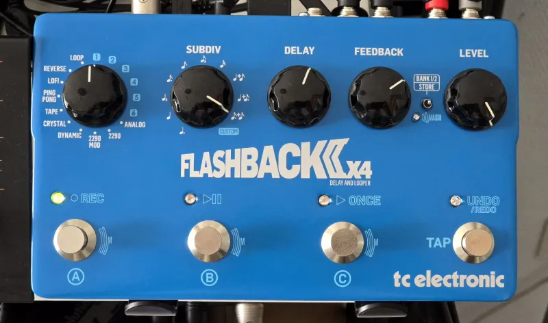 TC Electronic Flashback II X4 Pedal de efecto