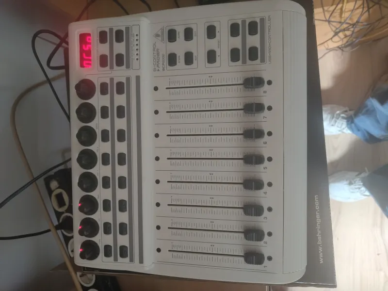 Behringer BCF2000 Controlador MIDI