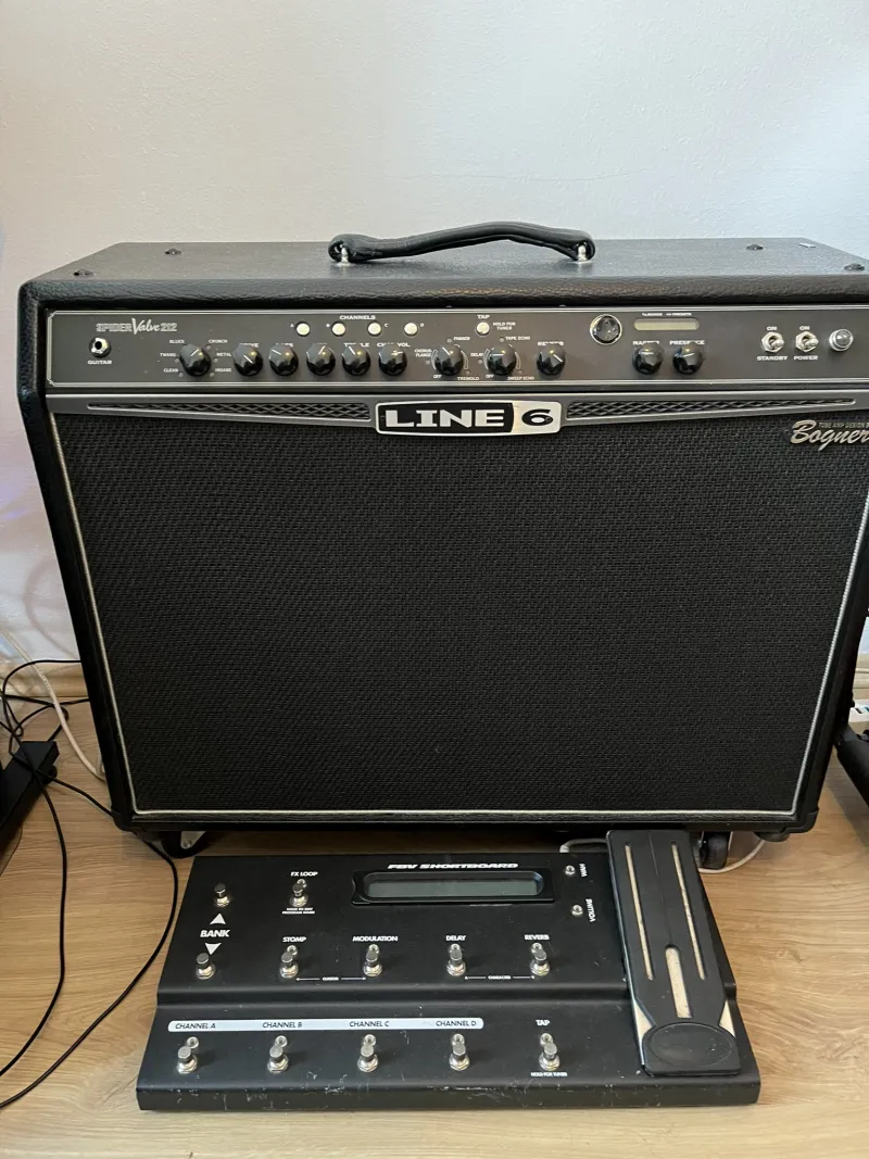 Line6 Spider Valve SV212 + FBV Shortboard Guitar combo amp